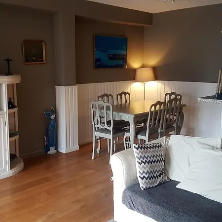 2 Bedrooms At Heist 50 M Away From The With Sea View And Wifi דירה
